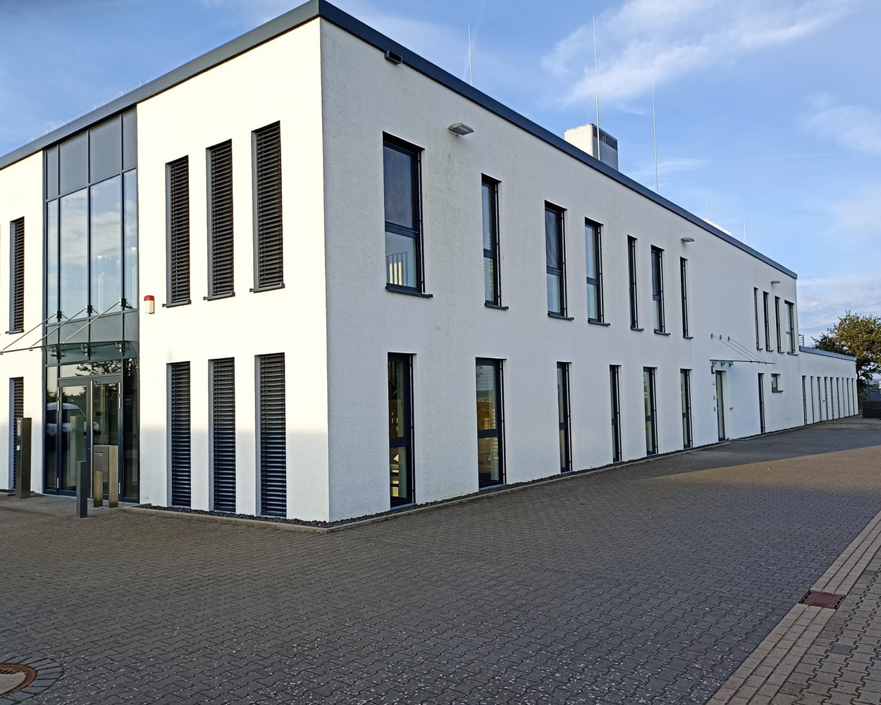 Außenfassade der Firma Emde und Schade vorher