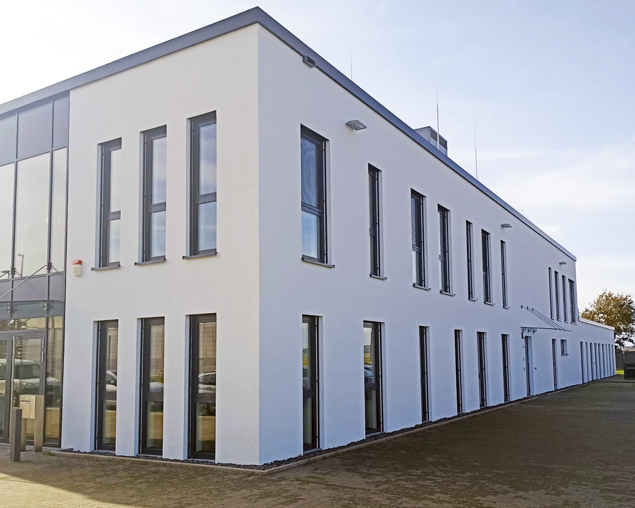 Außenfassade der Firma Emde und Schade nachher